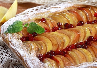 Открытый пирог с яблоком и брусникой
